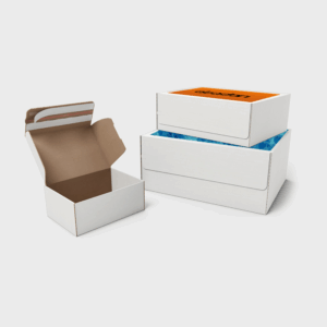 Trois boîtes en carton blanc empilées.