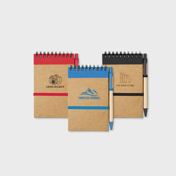 Carnets spiralés avec stylos, plusieurs couleurs.