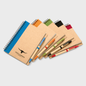 Carnets et stylos colorés en carton recyclé.