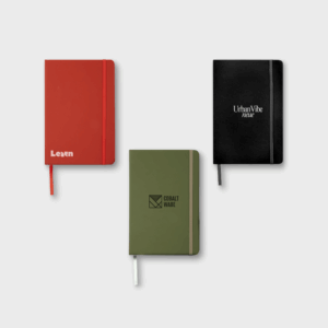 Trois carnets de différentes couleurs avec élastiques.