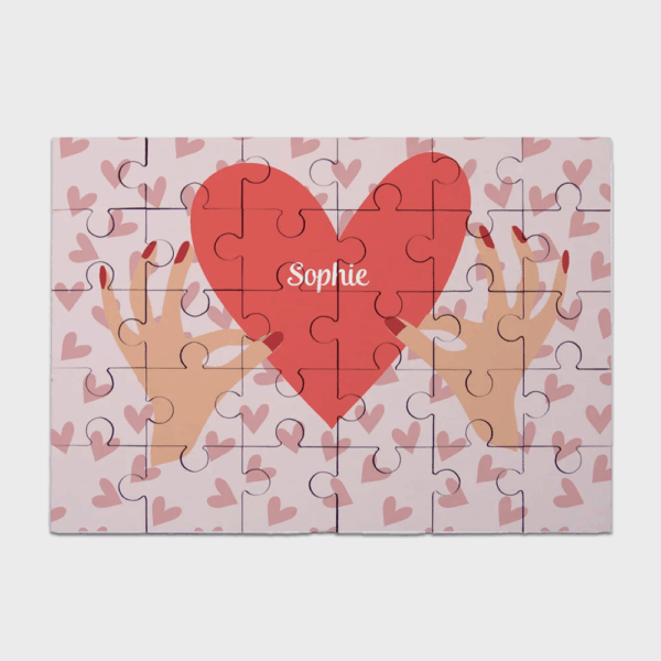 Puzzle cœur avec nom Sophie et mains.