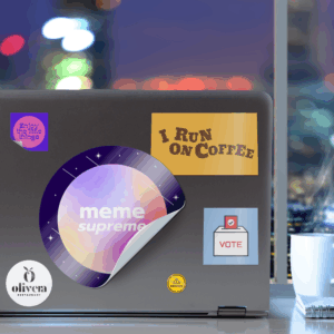 Ordinateur portable avec autocollants humoristiques et café.