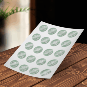 Feuille d'autocollants sur table en bois