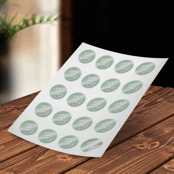 Feuille d'autocollants sur table en bois