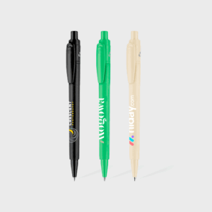 Trois stylos de couleurs différentes sur fond blanc.