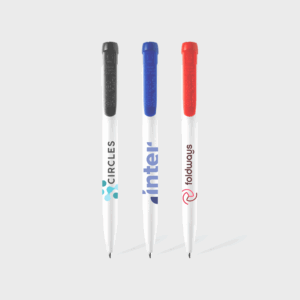 Stylos personnalisés noir, bleu, rouge sur fond blanc.