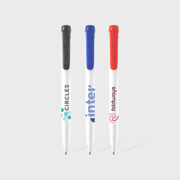 Stylos personnalisés noir, bleu, rouge sur fond blanc.
