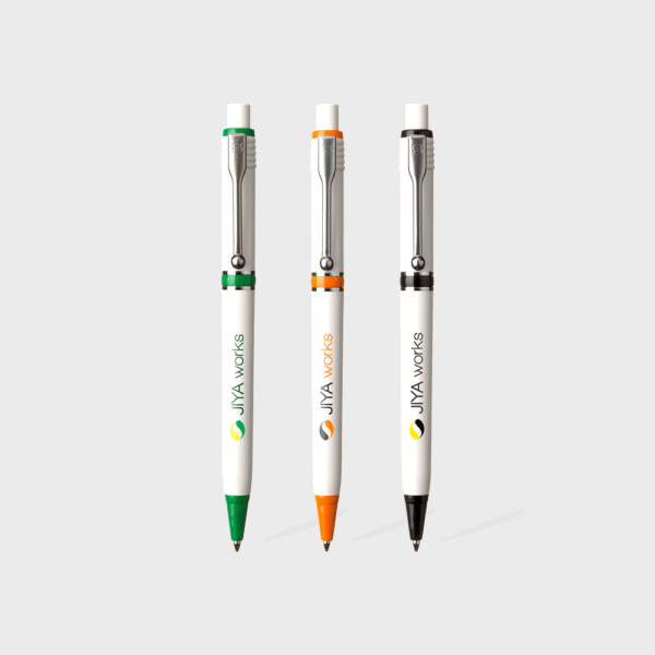 Trois stylos à bille aux capuchons colorés.
