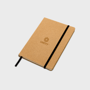 Cahier en liège avec bande élastique noire.