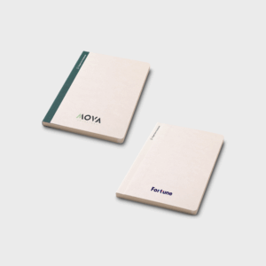 Deux carnets beige sur fond blanc.