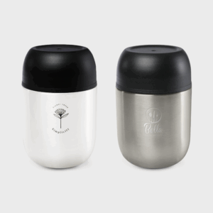 Deux mugs isothermes blancs et argent.