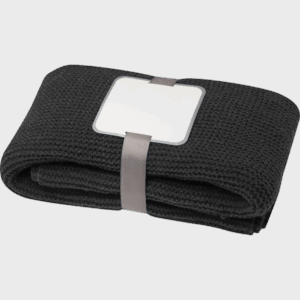Serviette noire pliée avec étiquette et ruban gris.