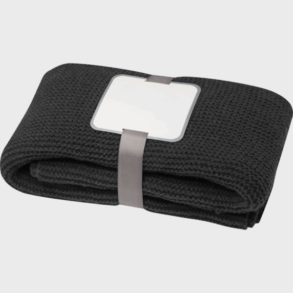 Serviette noire pliée avec étiquette et ruban gris.