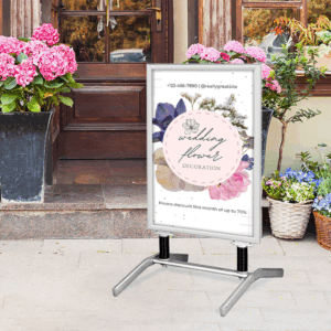 Affiche fleuriste mariage devant une porte en bois.