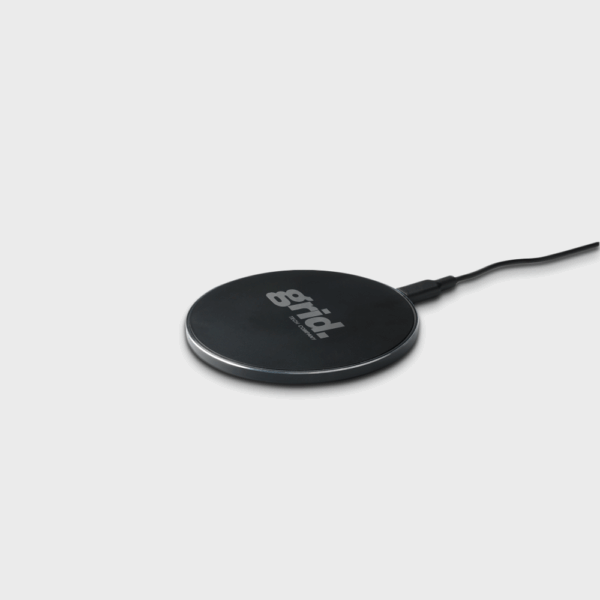 Chargeur sans fil noir compact avec câble USB