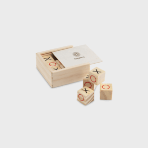 Cubes en bois XO dans une boîte ouverte.
