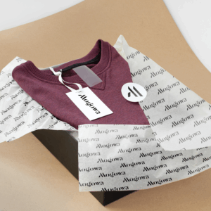 Pull bordeaux emballé dans papier de soie marqué Mogowa.