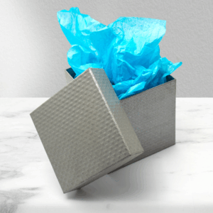 Boîte cadeau ouverte avec papier bleu