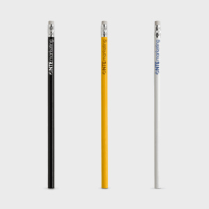 Trois crayons de couleurs noir, jaune et blanc.