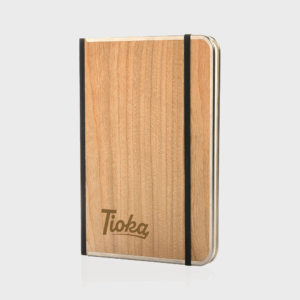 Cahier en bois clair avec élastiques noirs.