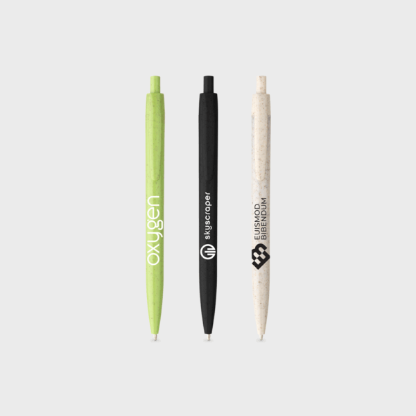 Trois stylos écologiques de différentes couleurs.