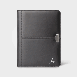 Porte-documents en cuir noir avec fermeture métallique.