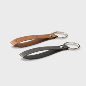 Porte-clés en cuir marron et noir.