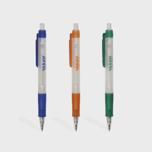 Stylos à bille colorés sur fond blanc.
