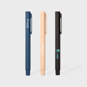 Trois stylos de couleurs différentes sur fond gris.