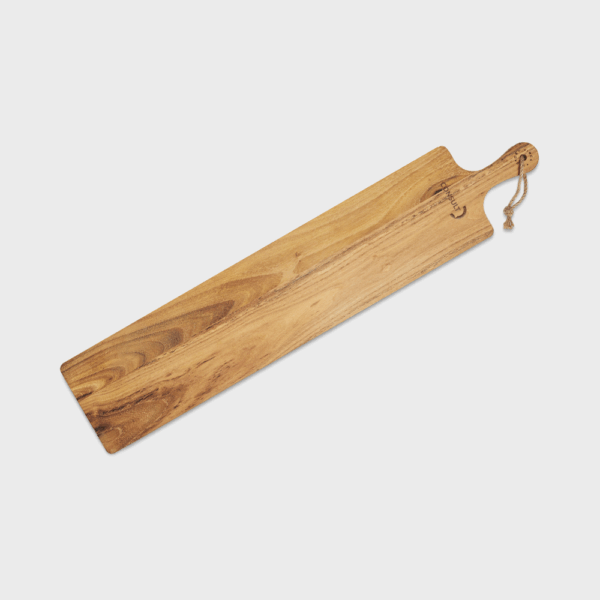 Planche à découper en bois avec poignée.