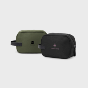 Trousses de toilette vertes et noires avec logos.