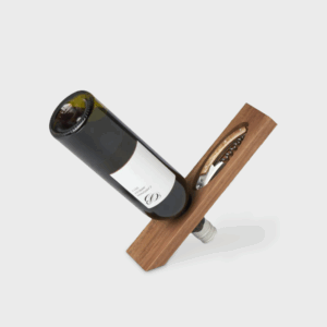 Porte-bouteille en bois avec tire-bouchon.