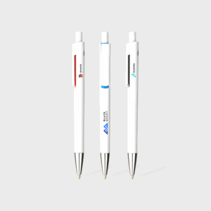 Trois stylos à bille blancs alignés