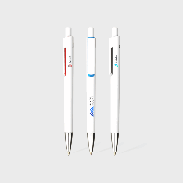 Trois stylos à bille blancs alignés
