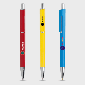 Trois stylos à bille colorés alignés verticalement.