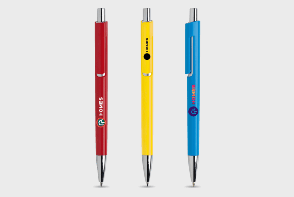 Trois stylos à bille colorés alignés verticalement.