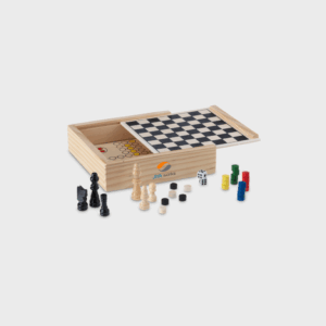 Jeu d'échecs et accessoires dans une boîte.