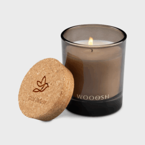 Bougie parfumée avec couvercle en liège gravé.