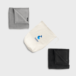 Trois serviettes pliées avec sac de transport.