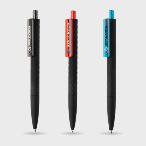 Stylos noirs avec clip coloré, rouge et bleu.