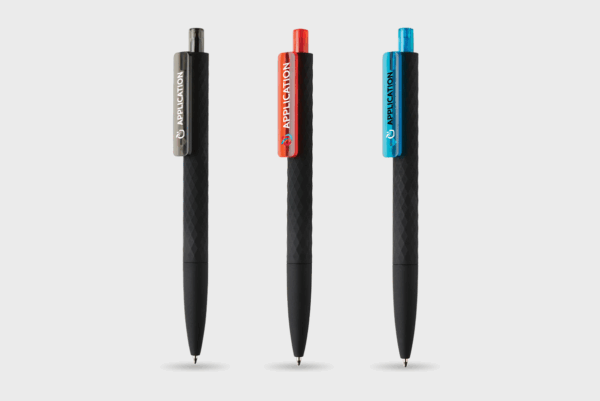 Stylos noirs avec clip coloré, rouge et bleu.