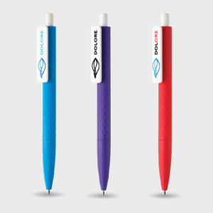 Stylos colorés bleu, violet, rouge sur fond blanc.