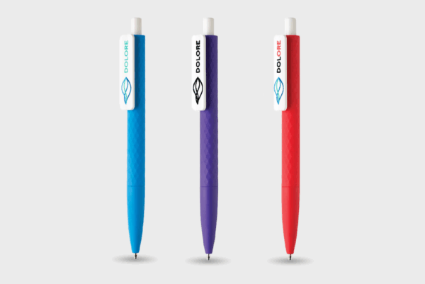 Stylos colorés bleu, violet, rouge sur fond blanc.