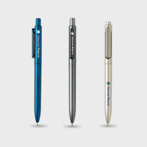 Trois stylos à bille bleus et argentés.