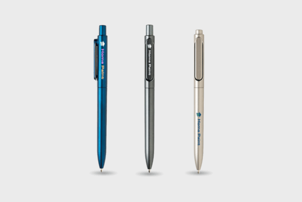 Trois stylos à bille bleus et argentés.