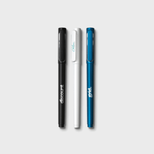 Trois stylos colorés sur fond blanc.