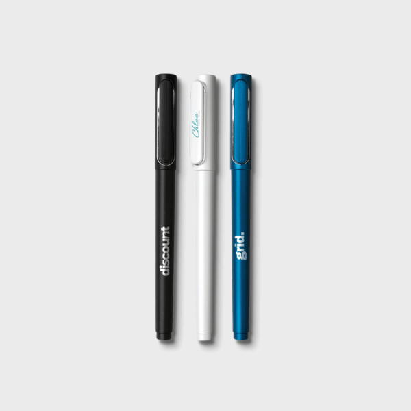 Trois stylos colorés sur fond blanc.