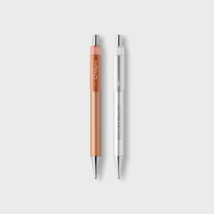 Deux stylos à bille de couleurs différentes.