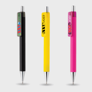 Stylos colorés alignés sur fond gris