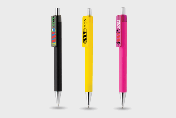 Stylos colorés alignés sur fond gris